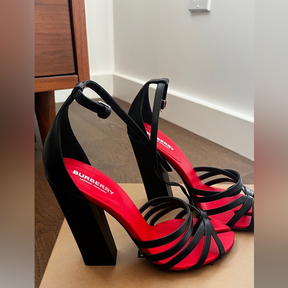 BURBERRY BLACK LEATHER HOVE HEELED SANDAL 7.5 Black
